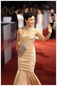 ​73岁知名演员刘晓庆被爆感情生活丰富，曾与8位男性交往，美籍丈夫低调离婚