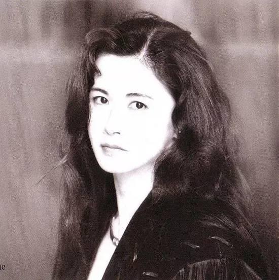 两个日本歌手,撑起了华语乐坛二十年