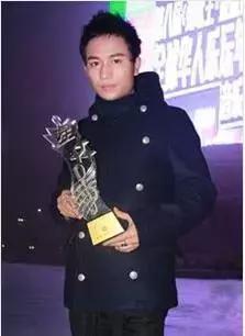 网络歌手欢子生活近照：曾以一首歌红过刀郎，如今娶娇妻幸福美满