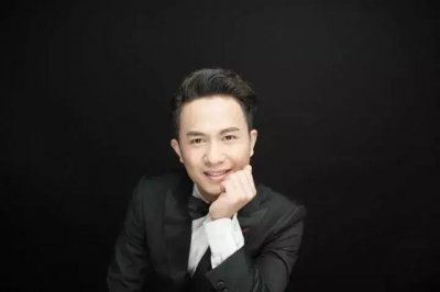 ​网络歌手欢子生活近照：曾以一首歌红过刀郎，如今娶娇妻幸福美满