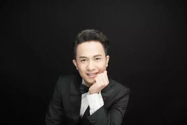 网络歌手欢子生活近照：曾以一首歌红过刀郎，如今娶娇妻幸福美满