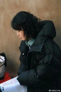 ​《小巷人家》：闫妮深度解析黄玲这一经典角色的魅力与坚韧