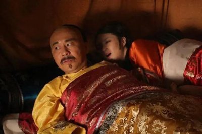 ​甄嬛传拍摄时，陈建斌拍了一下蒋欣的屁股，她的反应绝了