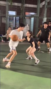 ​美女穿低胸紧身装打球 ，晃晕全场男生 网友：我觉得我也喜欢打篮球