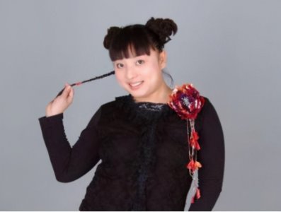 ​“笑星”何晶晶，模仿宋丹丹成名，今跑乡村婚礼商演，老到认不出