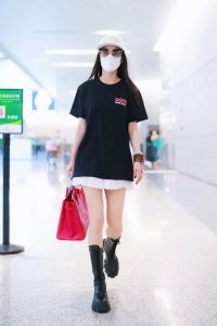 ​黄圣依都40了，穿衣还像是女大学生，t恤配百褶裙真清纯！