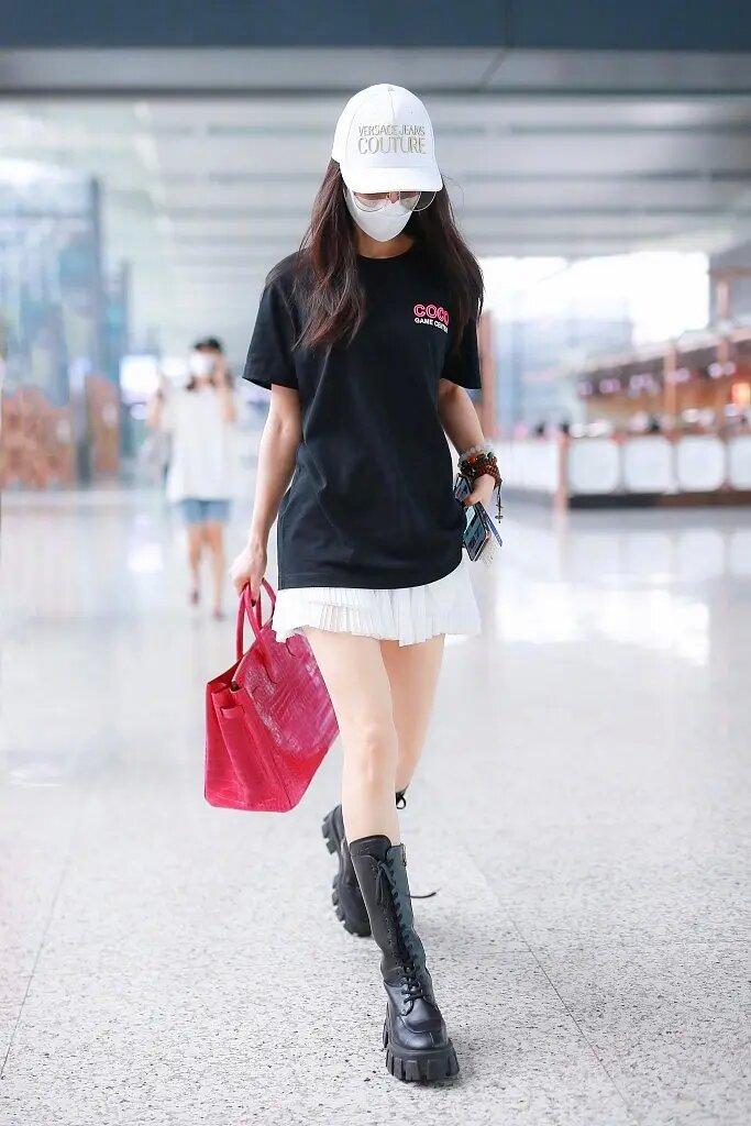 黄圣依都40了，穿衣还像是女大学生，t恤配百褶裙真清纯！