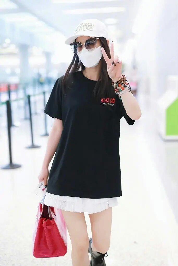 黄圣依都40了，穿衣还像是女大学生，t恤配百褶裙真清纯！