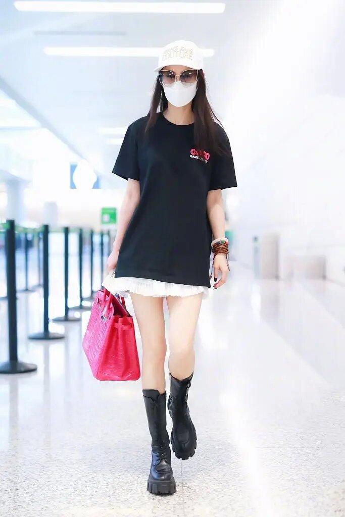 黄圣依都40了，穿衣还像是女大学生，t恤配百褶裙真清纯！