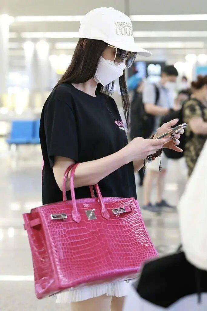 黄圣依都40了，穿衣还像是女大学生，t恤配百褶裙真清纯！