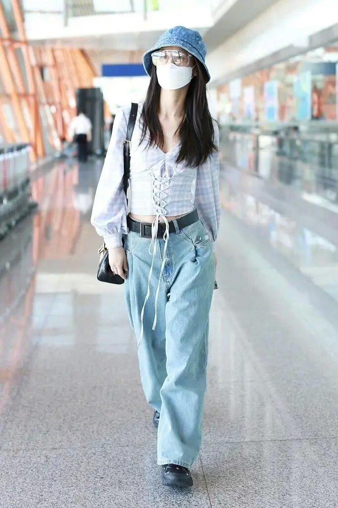 黄圣依都40了，穿衣还像是女大学生，t恤配百褶裙真清纯！