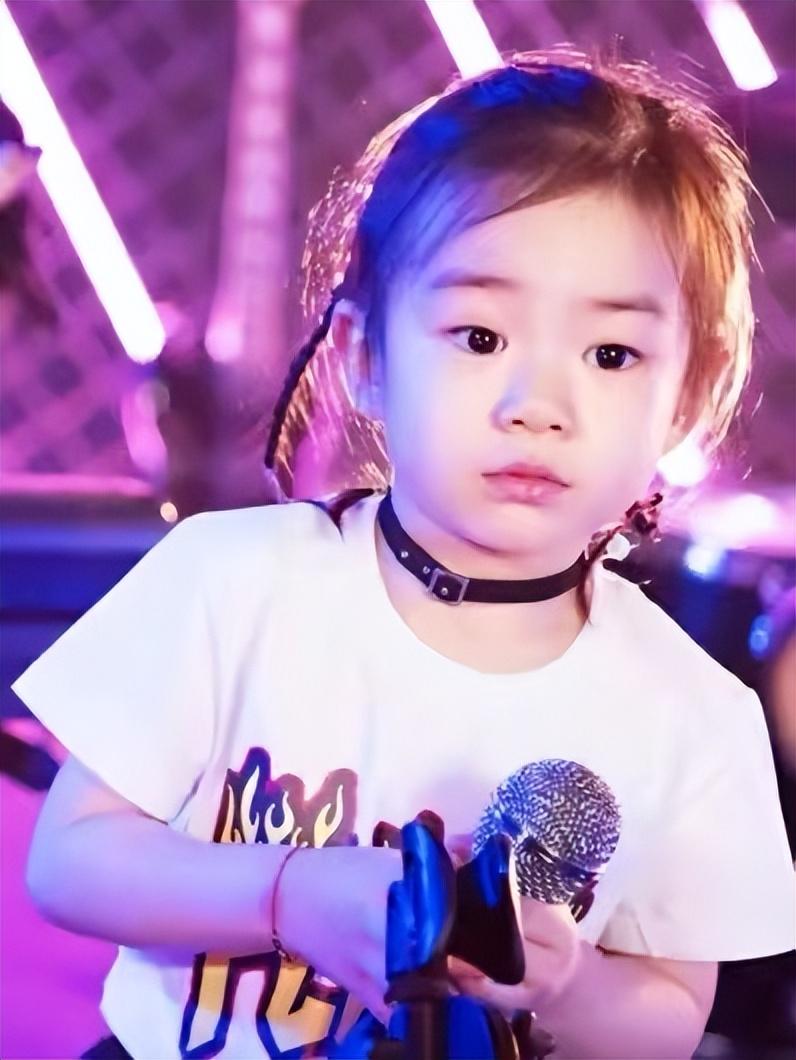 戚薇挺孕肚逛街，步伐缓慢双腿浮肿明显，7岁女儿身高到妈妈胸部