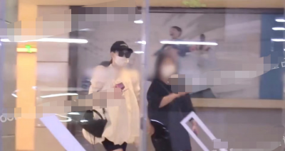 ​戚薇挺孕肚逛街，步伐缓慢双腿浮肿明显，7岁女儿身高到妈妈胸部