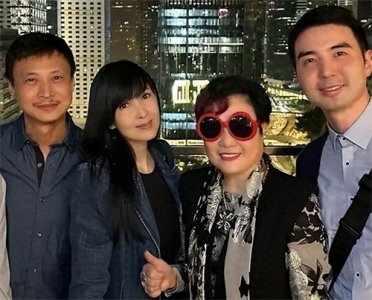 ​周慧敏和老公出席晚宴，60岁倪震秃头苍老，变成沧桑油腻大叔