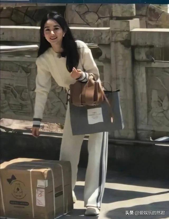 赵丽颖是披着麻袋都好看的小女人，她在流量年代劈出了属于自己路