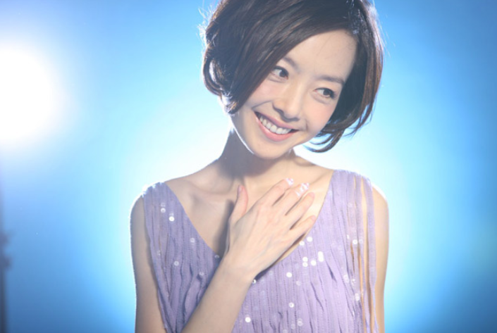 鲁豫结婚多年无子，步入中年骨瘦如柴，可她的老公我们却很熟悉