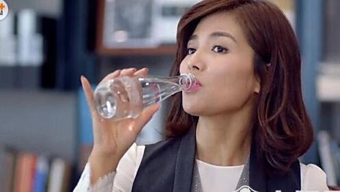 刘涛喝的水不算什么，黄磊家的筷子才叫真壕，网友：贫穷限制想象