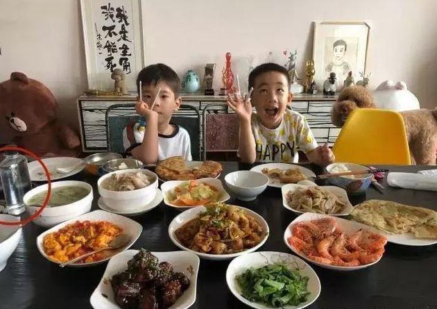 刘涛喝的水不算什么，黄磊家的筷子才叫真壕，网友：贫穷限制想象