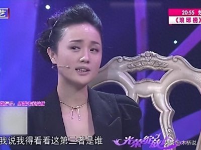 ​辛柏青一家4口在澳洲被偶遇，妻子朱媛媛骨相绝佳，49岁还很漂亮