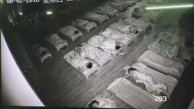 ​少年宫老师穿鞋踩学生脸还扇耳光 警方已介入调查