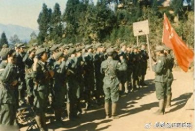 ​老山战役回顾：战士喝酒出征视死如归，图6前线阅兵震慑越军