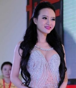 ​曼妙性感的吴雨婵被称为“中国第一车模”！