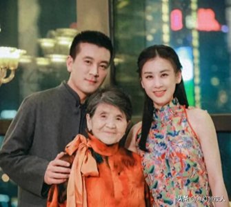 ​很多人不明白，杨子的妈妈为什么像奶奶年纪？为何穿得花枝招展？