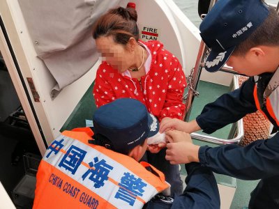 ​渔民遇风浪手指被缆绳夹断，广东海警紧急救助