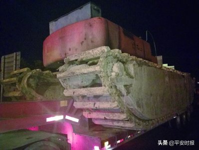 ​载着“坦克”上高速