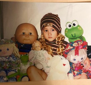 ​关晓彤童年照曝光 手抱洋娃娃 自己也像洋娃娃