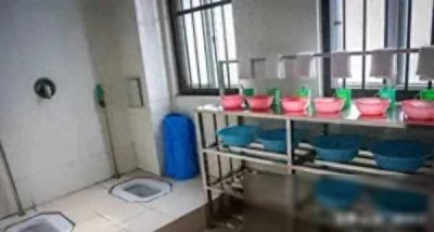 ​监狱服刑2年：上厕所规矩多，没完成任务的犯人让你蹲下尿裤子