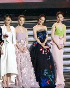 ​杨幂在公开场合的缩颈驼背现象过于严重，甚至被形容为“龟丞相”