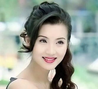 ​陈好携三胎现身医院，母子全程无交流，儿子单手插兜个性十足