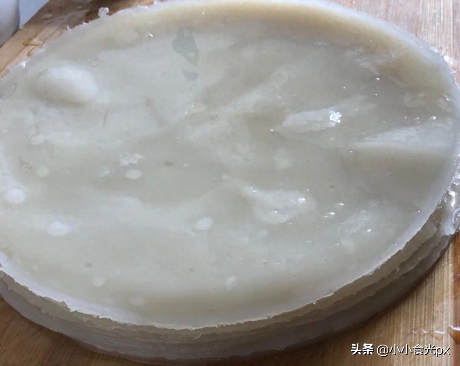 夏天来了，教你在家就能做爽滑筋道的凉皮，又香又过瘾，做法简单