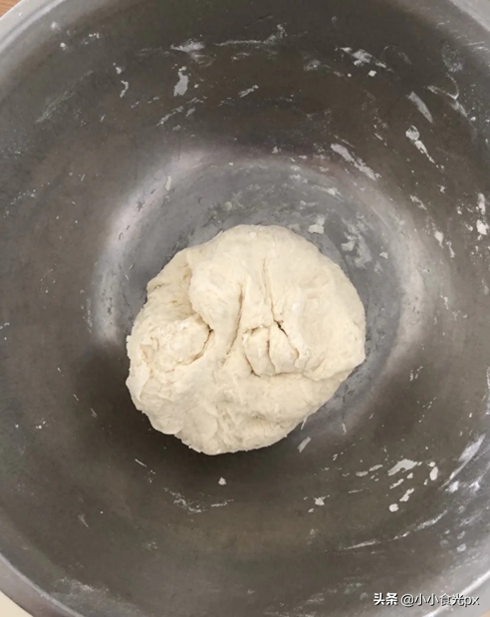 夏天来了，教你在家就能做爽滑筋道的凉皮，又香又过瘾，做法简单