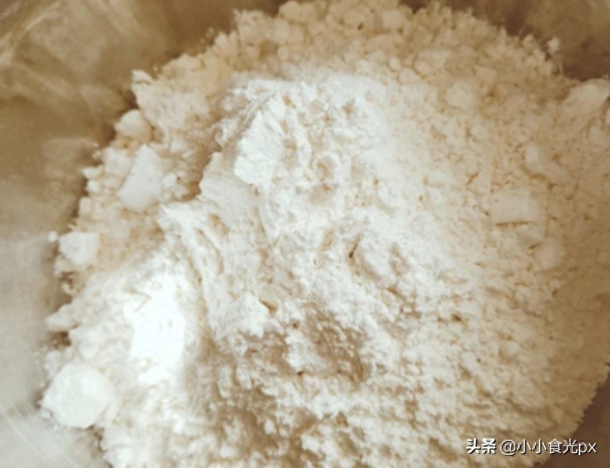 夏天来了，教你在家就能做爽滑筋道的凉皮，又香又过瘾，做法简单