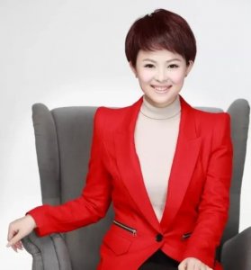 ​笑眯眯的栗娜