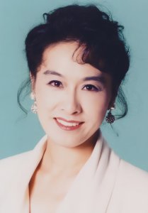 ​163cm的栗原小卷，古稀之年，面容姣好，微笑是那么暖人