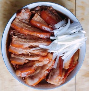 ​古老的家常炖五花肉，无需加太多调料，醇香扑鼻，肉质软嫩