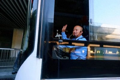 ​孔师傅今天退休！他是杭州最出名的公交司机