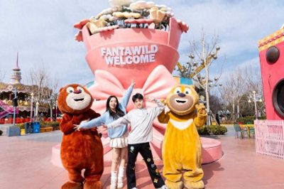 ​情人节氛围感十足 青岛方特“星河热恋夜”浪漫开幕