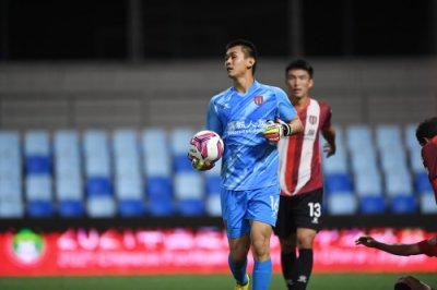 ​中甲门将复制手抛乌龙球神迹，17年前的南雄太时刻究竟是怎么回事