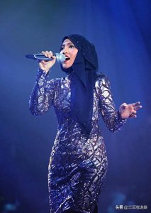 茜拉直播向粉丝哭诉在中国发展太难了，网友:她错过了最好的时期