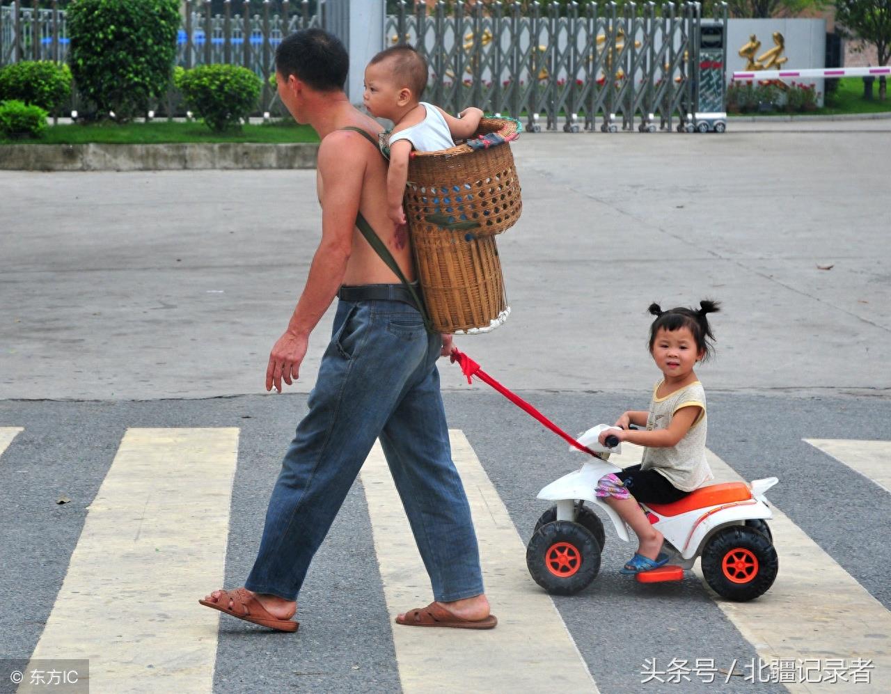 14个父亲背影感人瞬间，哪张打湿了您的眼，哪张又勾起了您的回忆