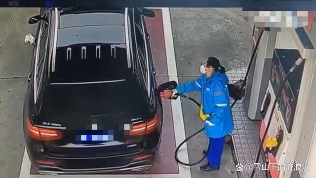 奔驰车主加完油把钱扔在地上?车上的行车记录仪敢不敢拿出来看看-