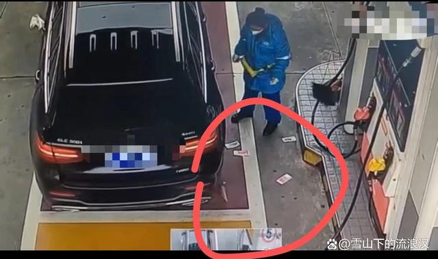 奔驰车主加完油把钱扔在地上?车上的行车记录仪敢不敢拿出来看看-