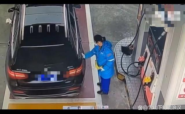 奔驰车主加完油把钱扔在地上?车上的行车记录仪敢不敢拿出来看看-