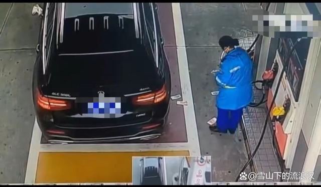 奔驰车主加完油把钱扔在地上?车上的行车记录仪敢不敢拿出来看看-