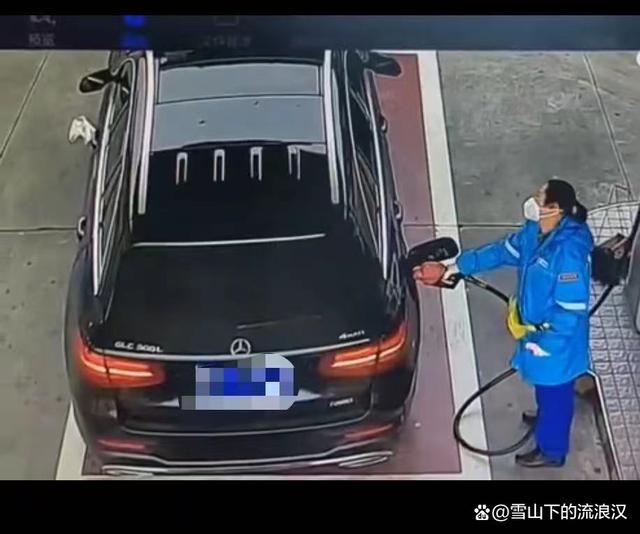 奔驰车主加完油把钱扔在地上?车上的行车记录仪敢不敢拿出来看看-