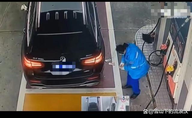 奔驰车主加完油把钱扔在地上?车上的行车记录仪敢不敢拿出来看看-